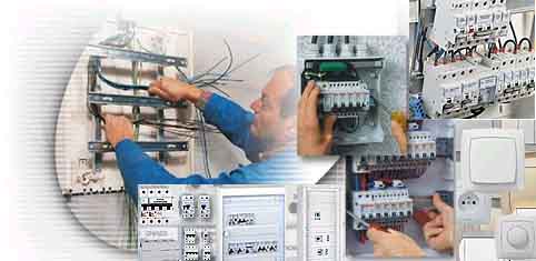 Montaż i podłączenia w rozdzielnicy elektrycznej, widoczne schematy, instalacje i gniazdka elektryczne